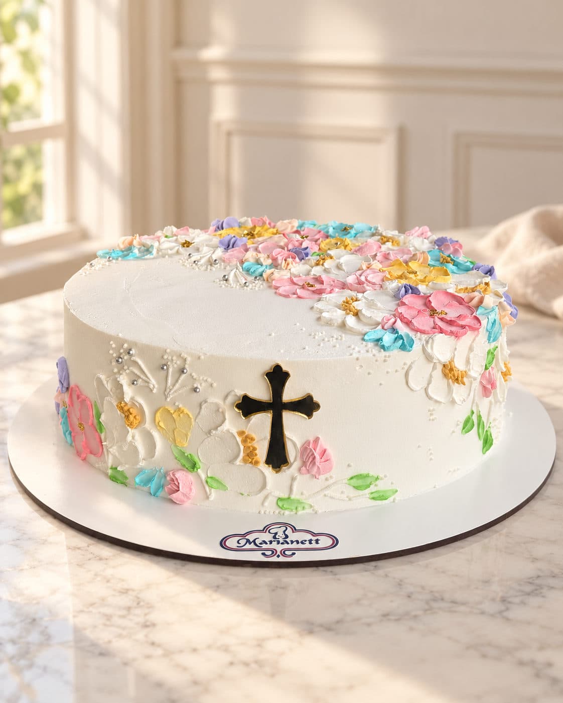 Pastel de bautizo con cruz y flores de colores