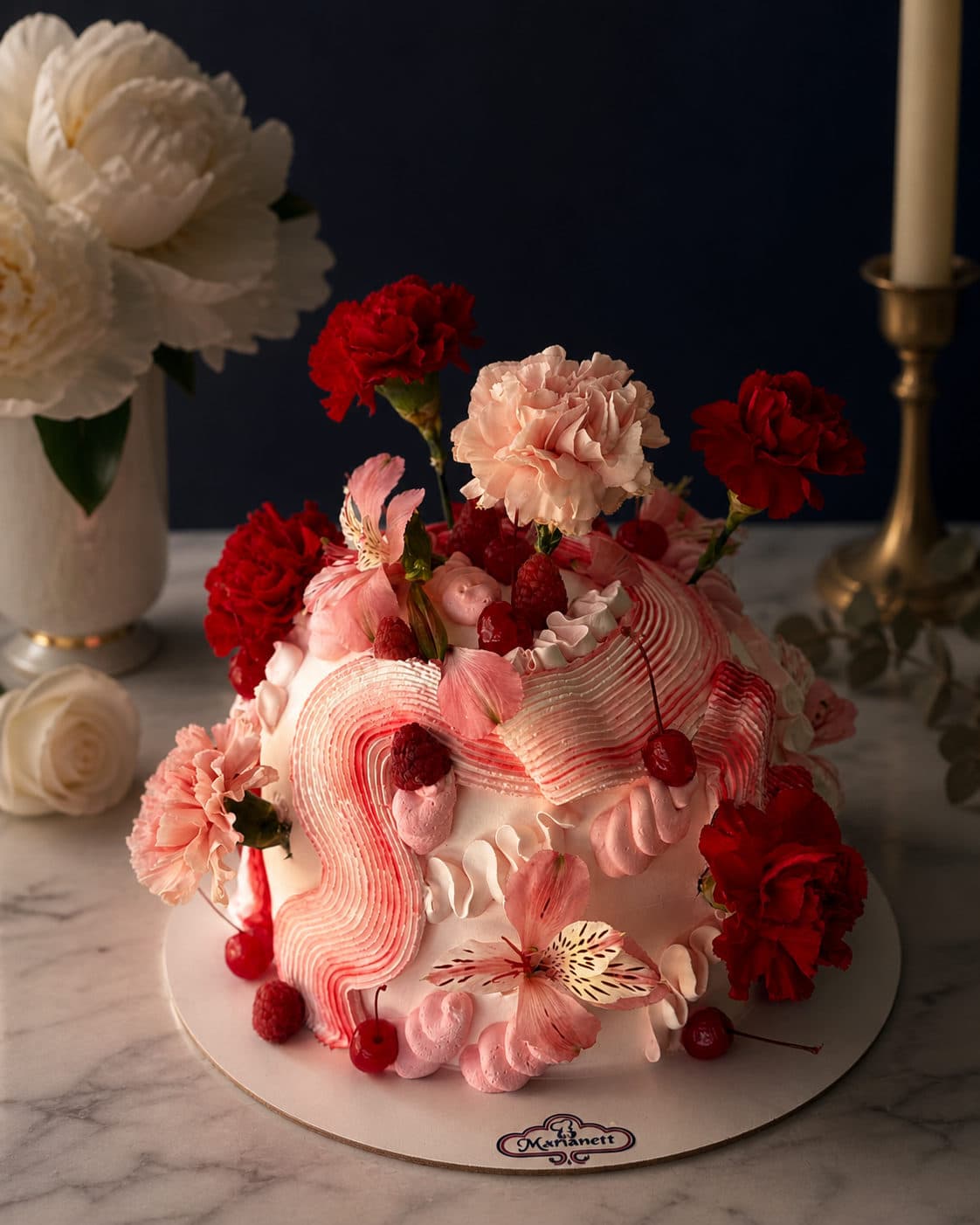Pastel del Día de las Madres con flores rojas