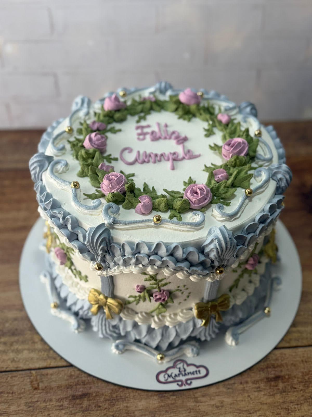Pastel de feliz cumpleaños con flores en tonos azules