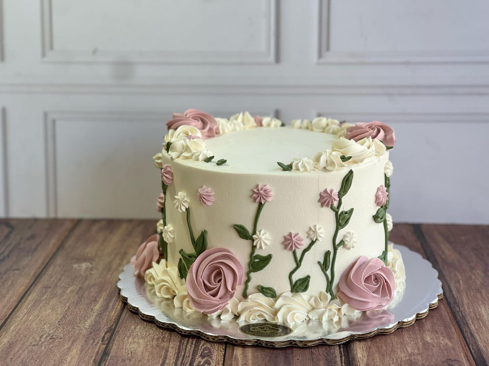Pastel blanco con flores pintadas a mano