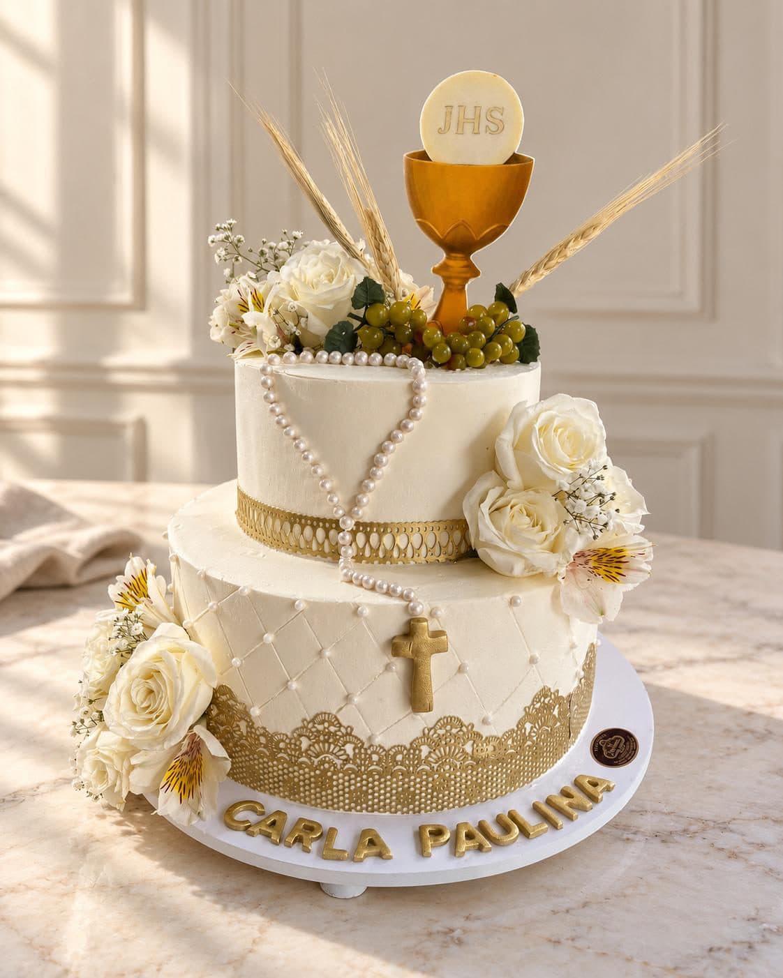 Pastel de primera comunión con cáliz dorado y perlas