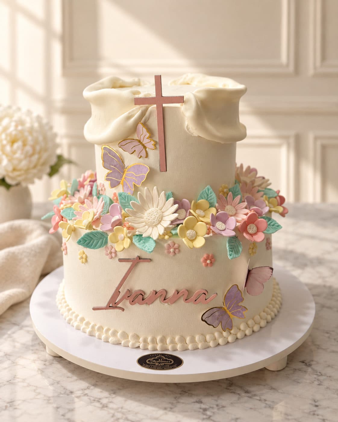 Pastel de primera comunión con cruz y flores rosas