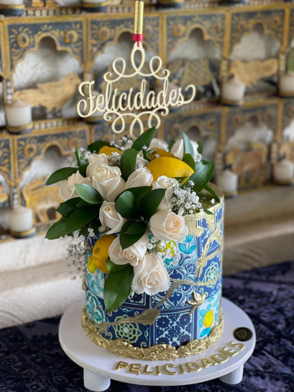 Pastel de talavera con flores y letrero de felicidades