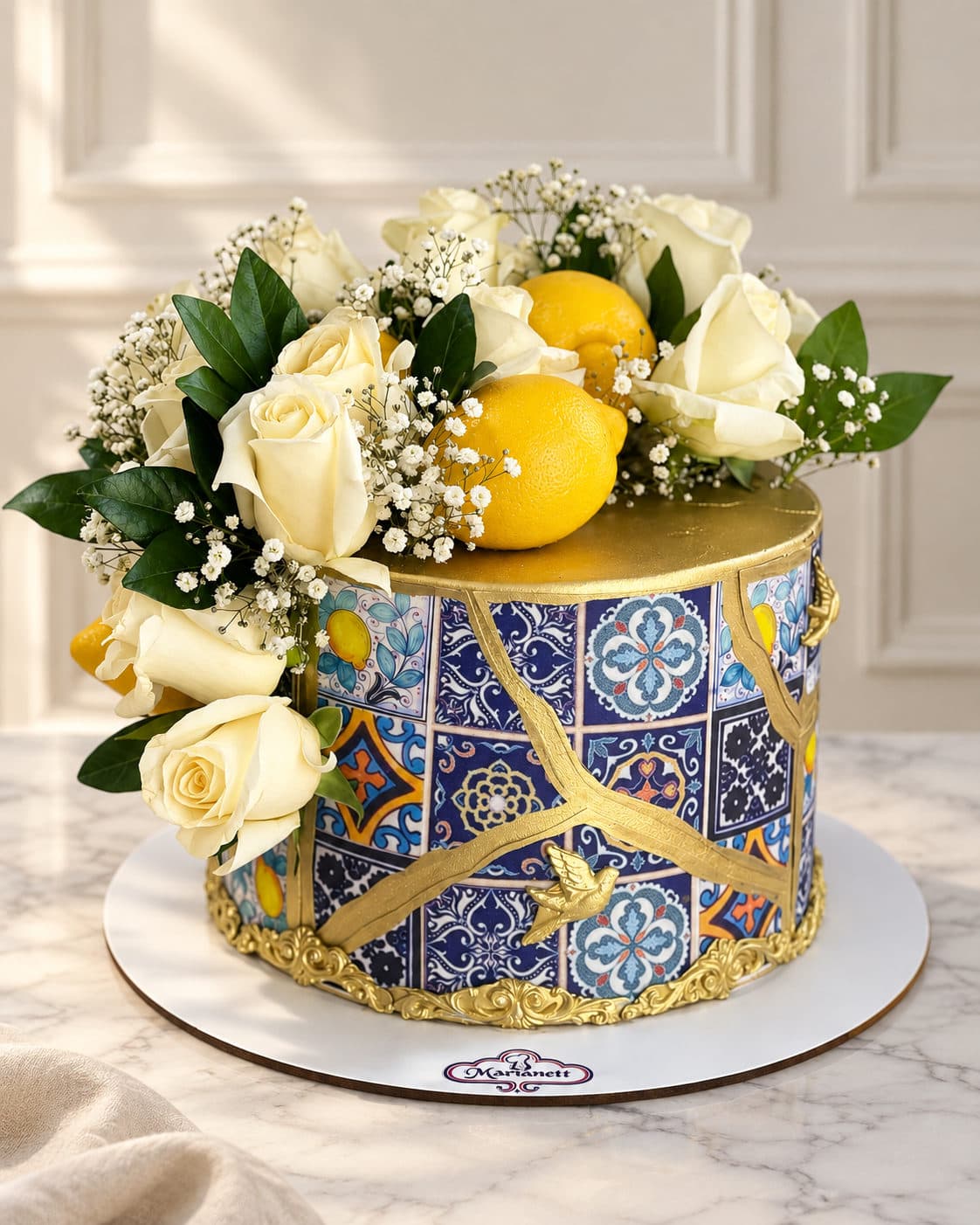 Pastel con decorado de talavera azul, rosas blancas y limones
