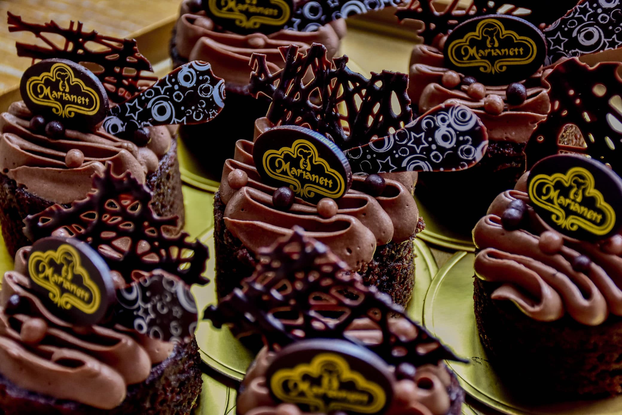 Minipasteles de chocolate con decoración de chocolate