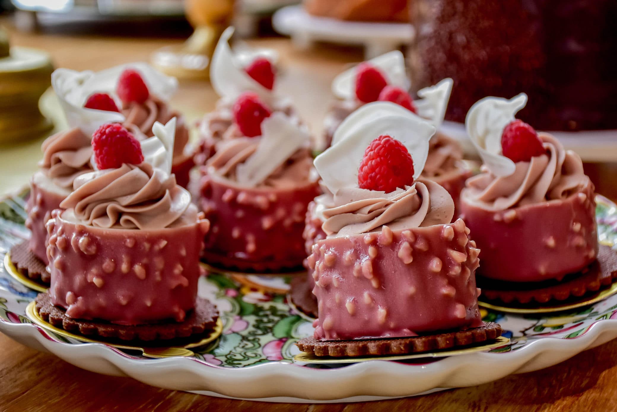 Minipasteles rosas con frambuesa