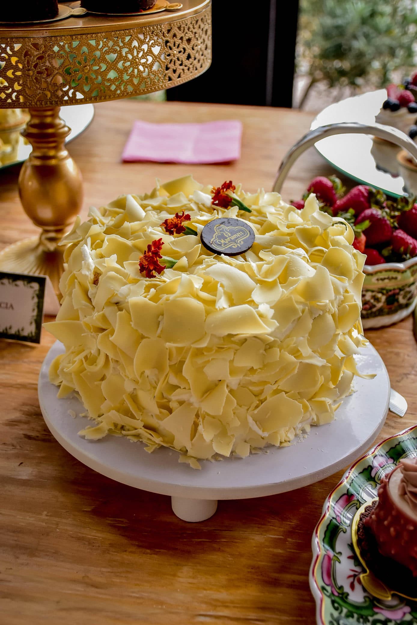 Pastel cubierto de chocolate blanco en rizos