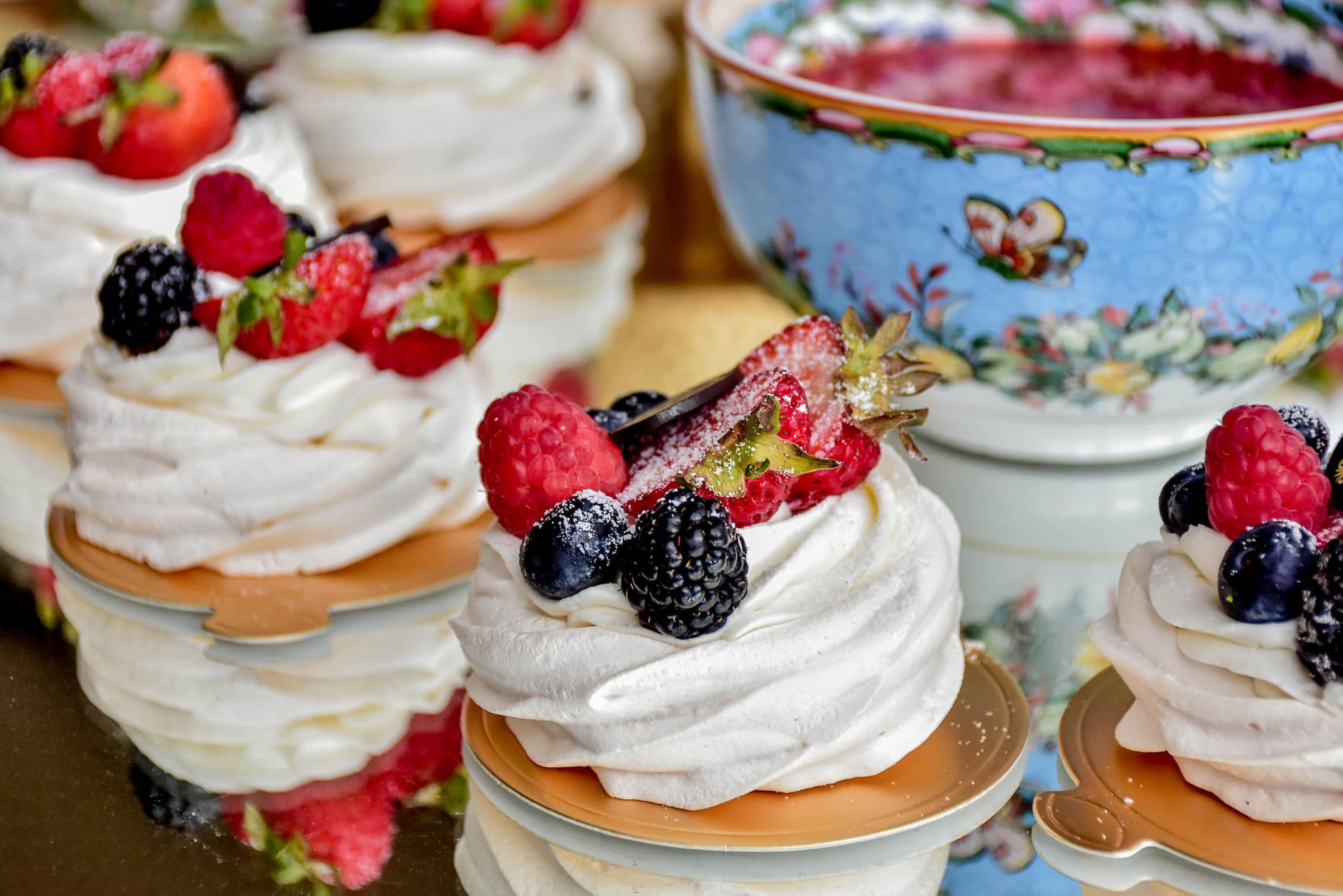 Pavlovas con fresas y moras
