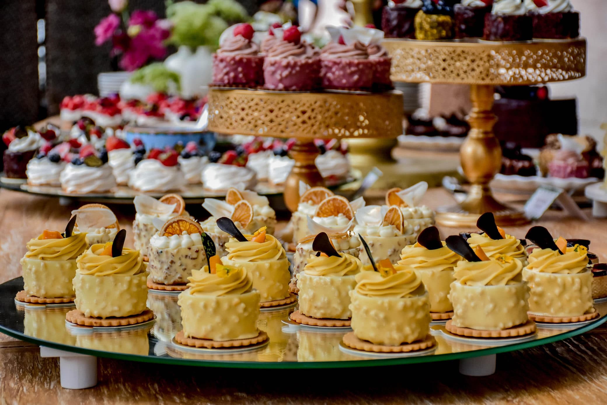 Repisa con minipasteles en varios sabores