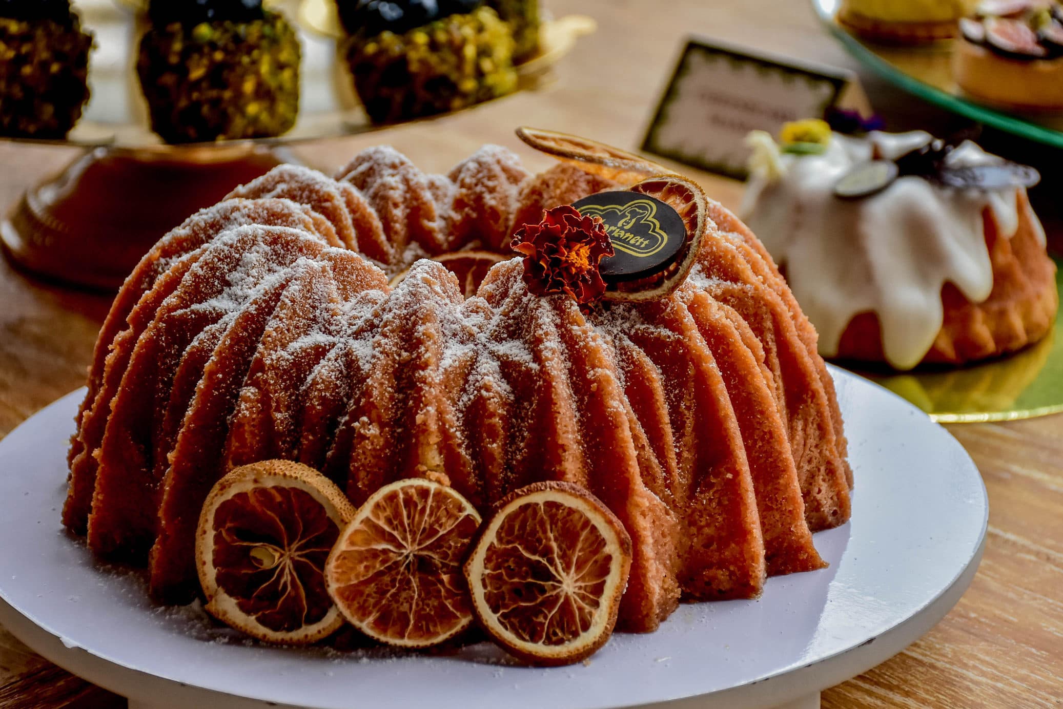 Rosca glaseada con naranja deshidratada