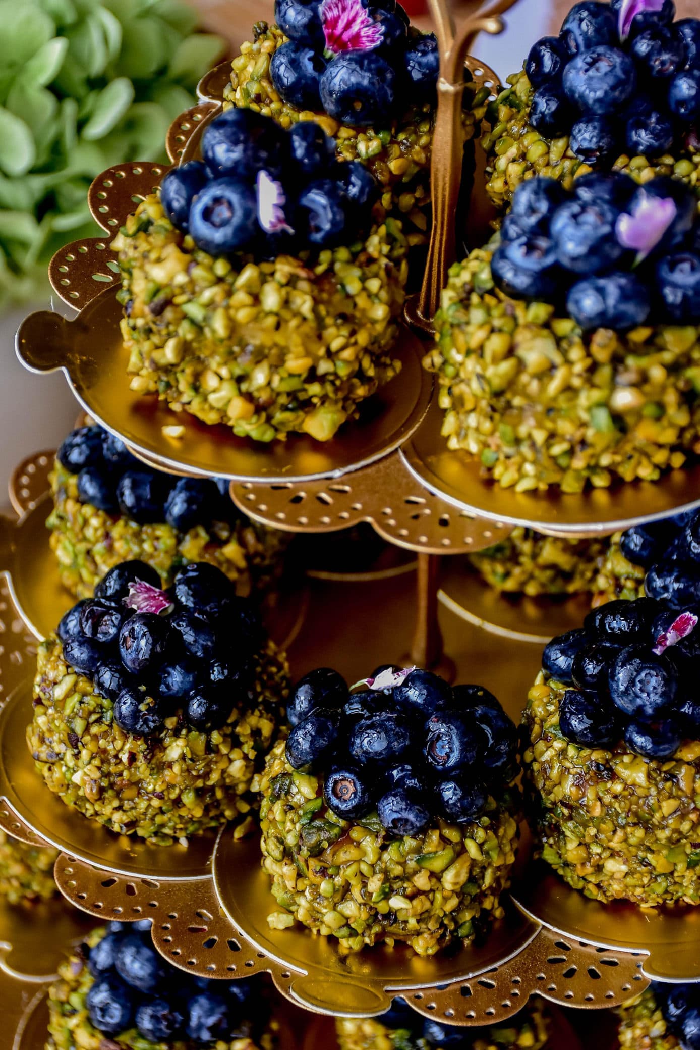 Torre de minipasteles de pistache y moras azules